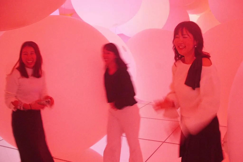 チームラボプラネッツTOKYO 豊洲を満喫するスタッフたち