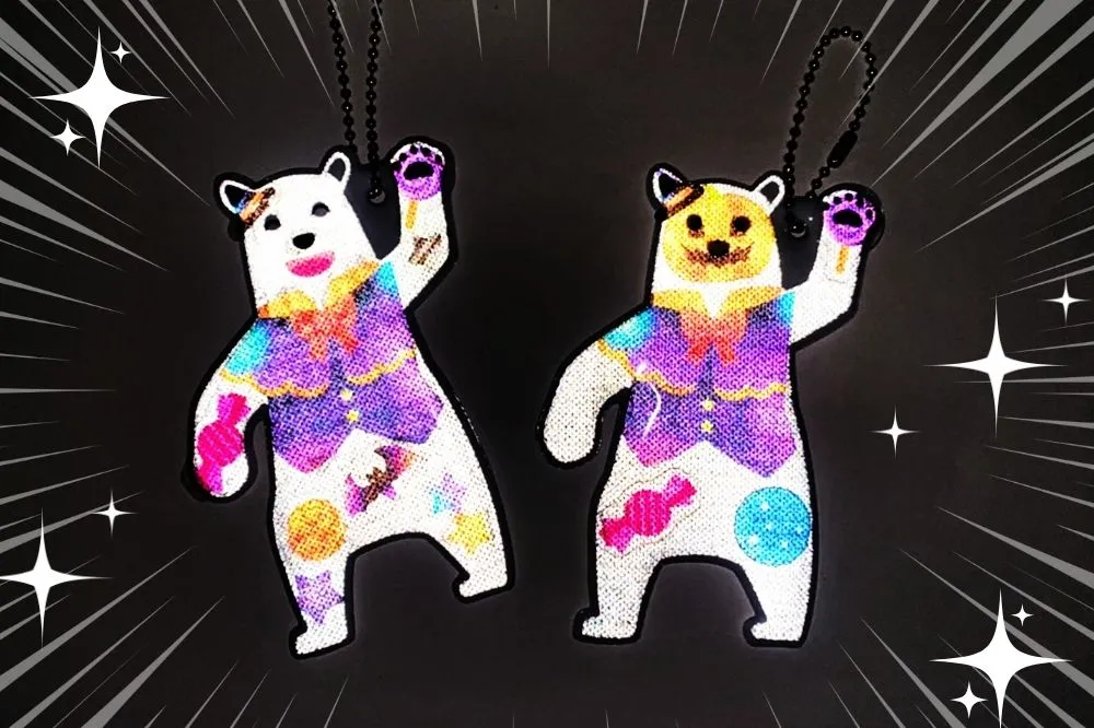 『ピカッと！安全キーホルダー』ハロウィンver.が光を反射している様子