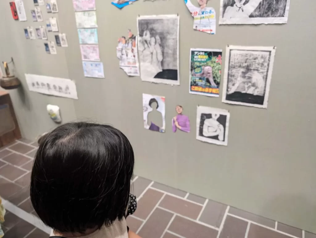 東京都美術館「つくるよろこび 生きるためのDIY」の作品を見る女の子