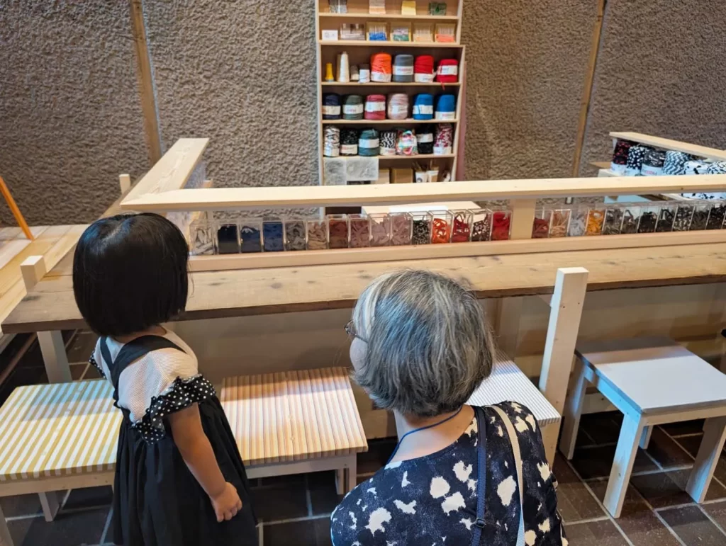 東京都美術館「つくるよろこび 生きるためのDIY」で解説を聞く女の子