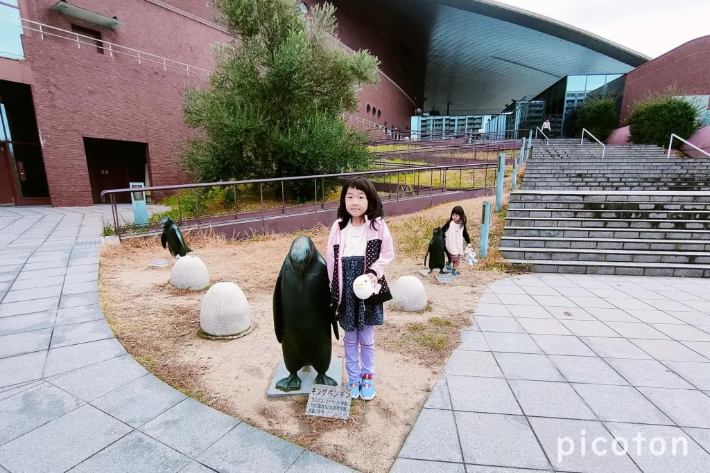 ペンギンの像と大きく実ったオリーブがお出迎え