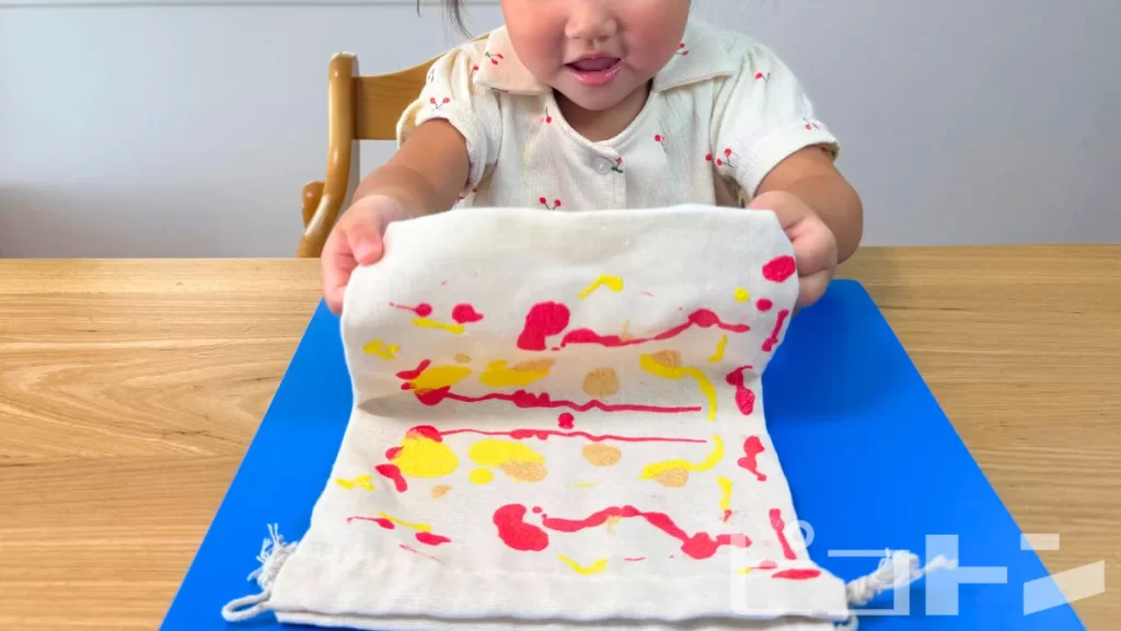 子供が袋を広げているところ