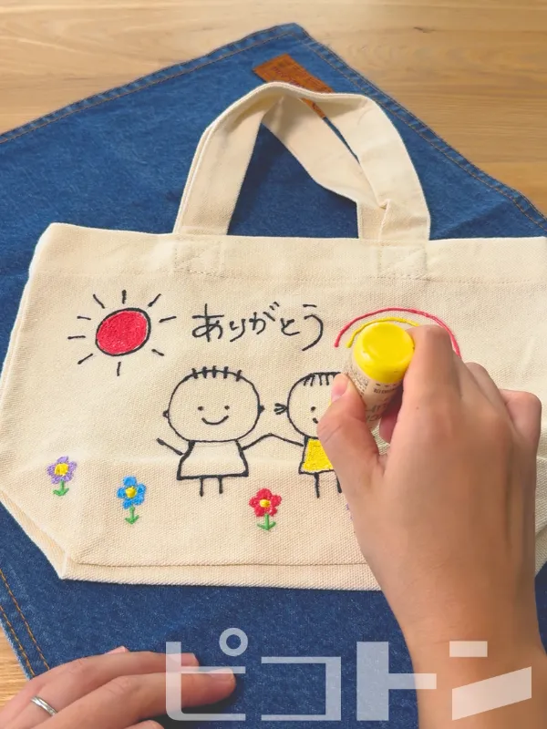 トートバッグにステッチカラーで絵を描いているところ