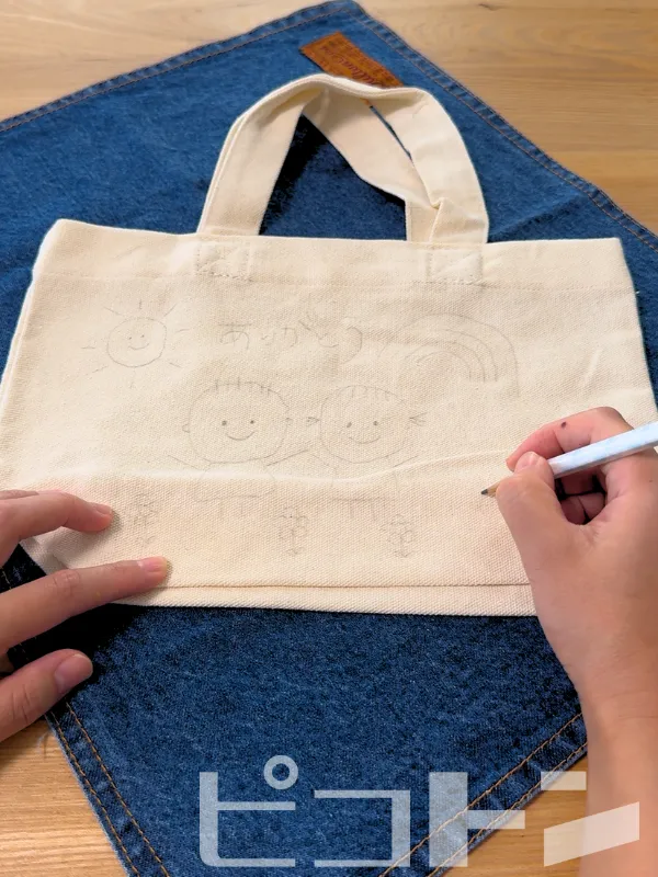 トートバッグに下書きしているところ