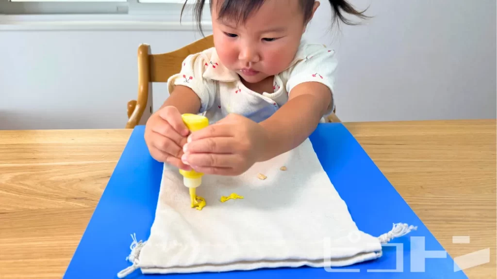 女の子がステッチカラーを使って集中して描いているところ