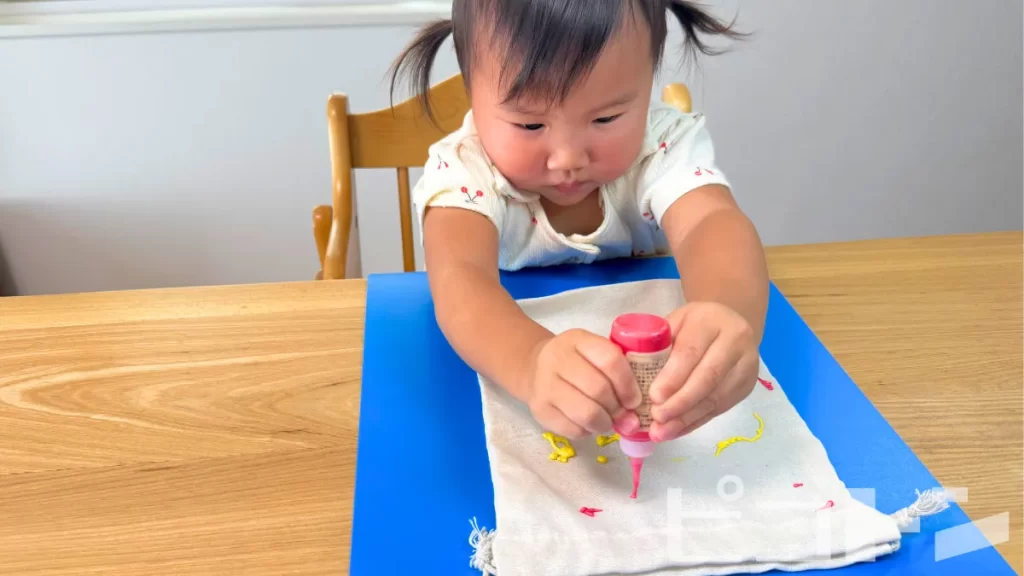 子供がステッチカラーを使っているところ