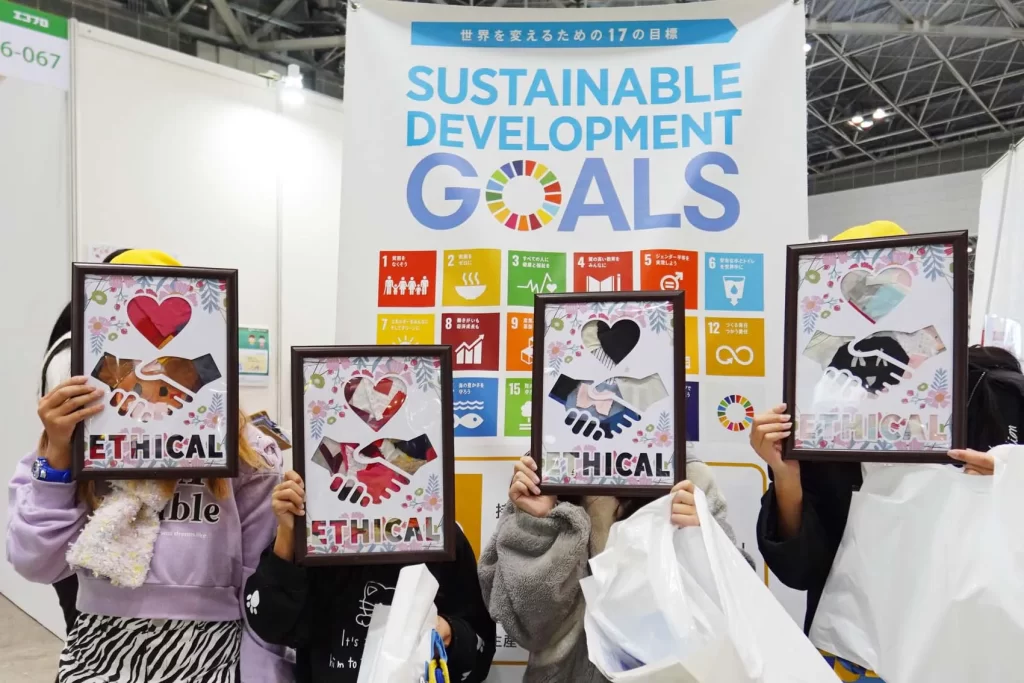 エコプロ2025で実施した「アップサイクル・ウォールアート」の完成品を持つ4名の小学生