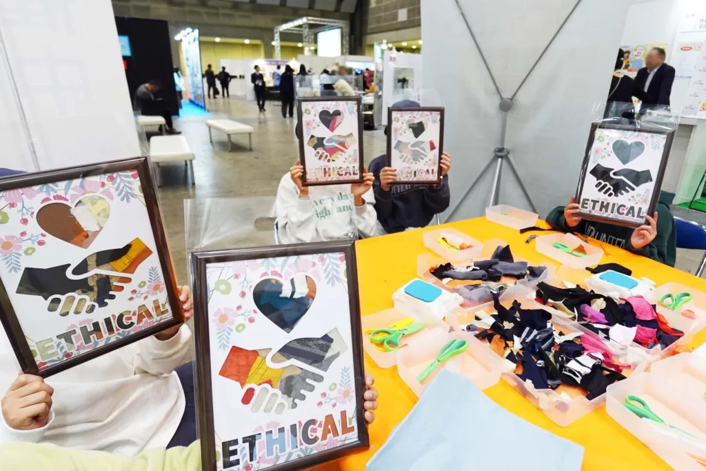 エコプロ2025で実施した「アップサイクル・ウォールアート」の完成品を持つ5名の小学生