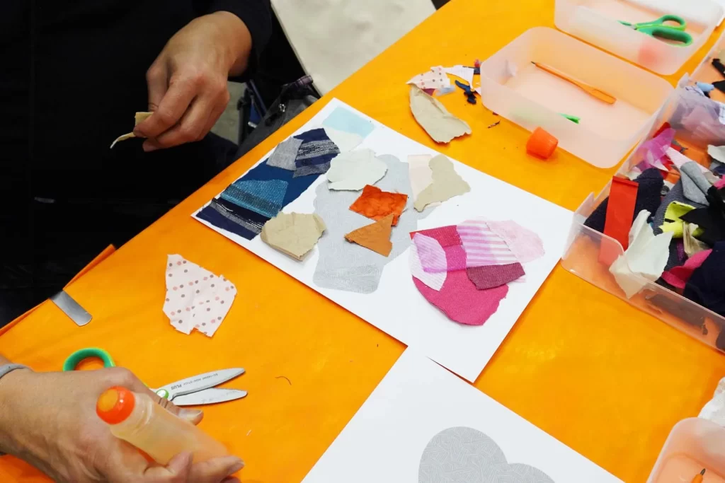 エコプロ2025で実施した「アップサイクル・ウォールアート」を工作する女の子