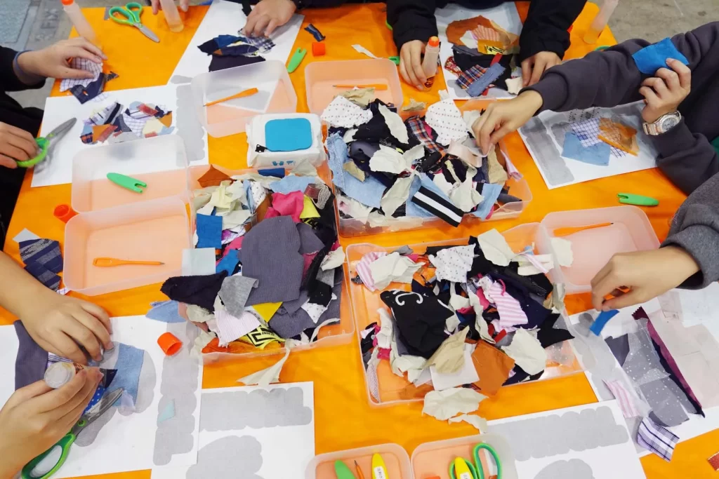 エコプロ2025で実施した「アップサイクル・ウォールアート」を工作する小学生たちの手元