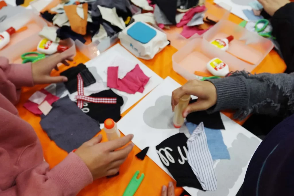 エコプロ2025で実施した「アップサイクル・ウォールアート」の工作をする小学生