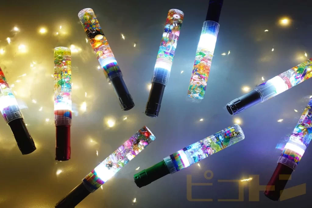 複数の『光る!ウォータースティックライト』がキラキラと光る様子