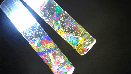 光る！ウォータースティックライトがキラキラ光る様子