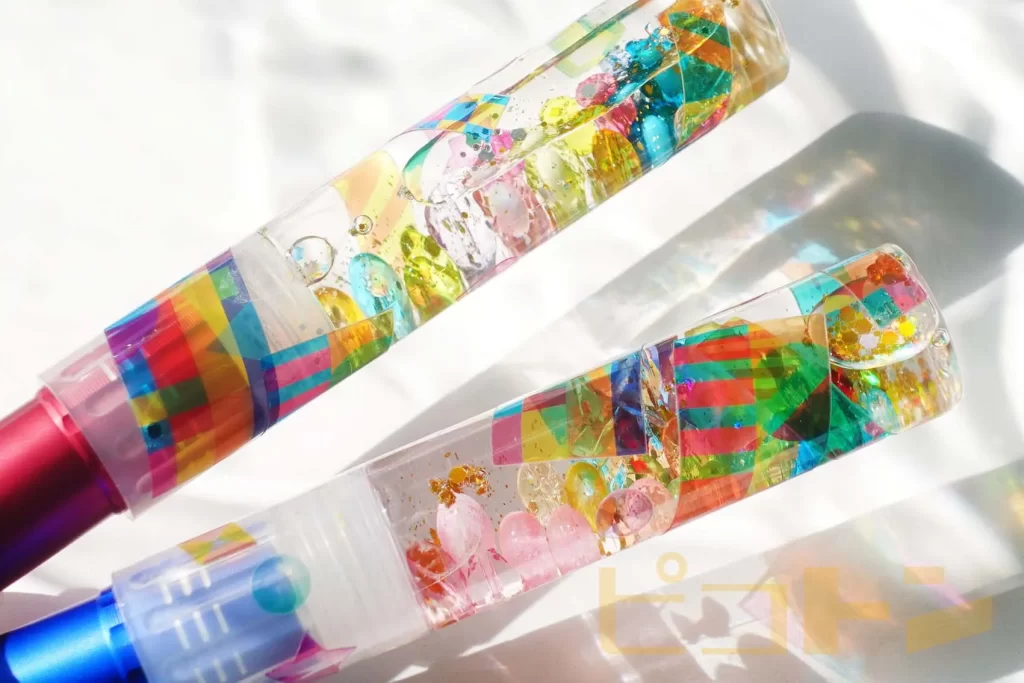 『光る！ウォータースティックライト』の水の波紋が投影される様子