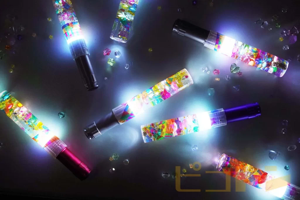 『光る!ウォータースティックライト』が7本暗い中で光ってる様子