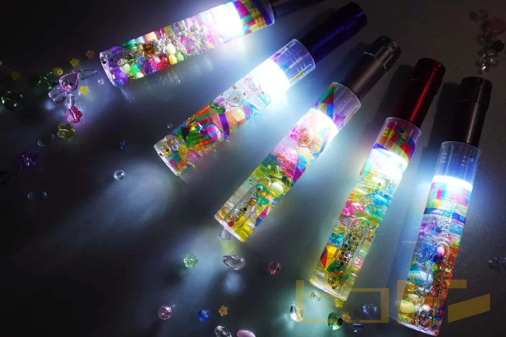 『光る!ウォータースティックライト』が5本暗い中で光ってる様子