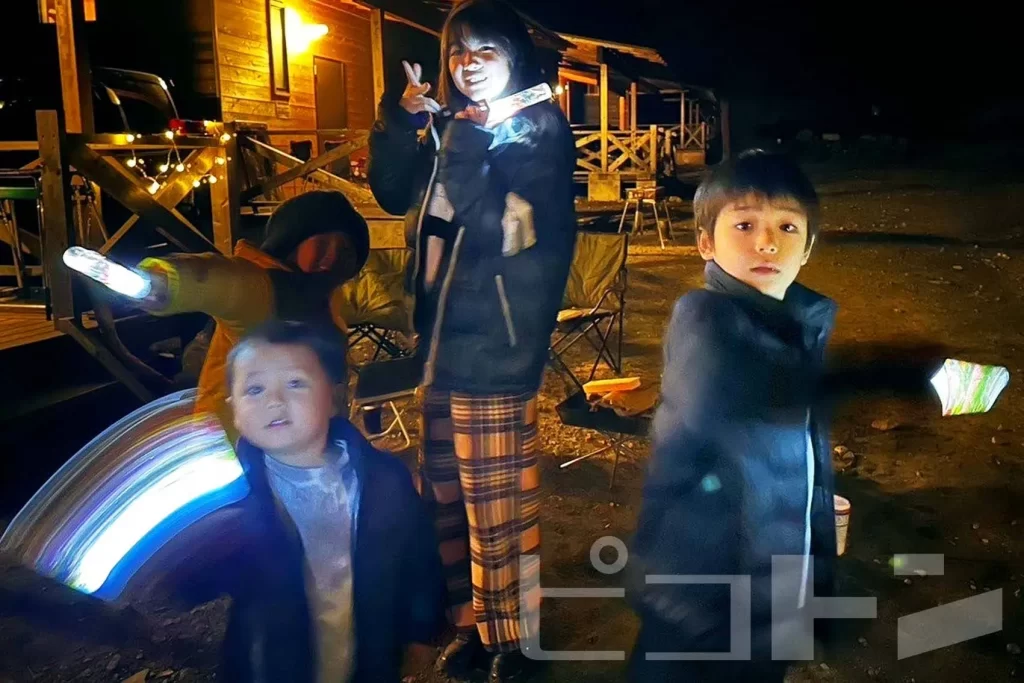 キャンプ場で『光る! ウォータースティックライト』を手に持ち遊ぶ子供4人