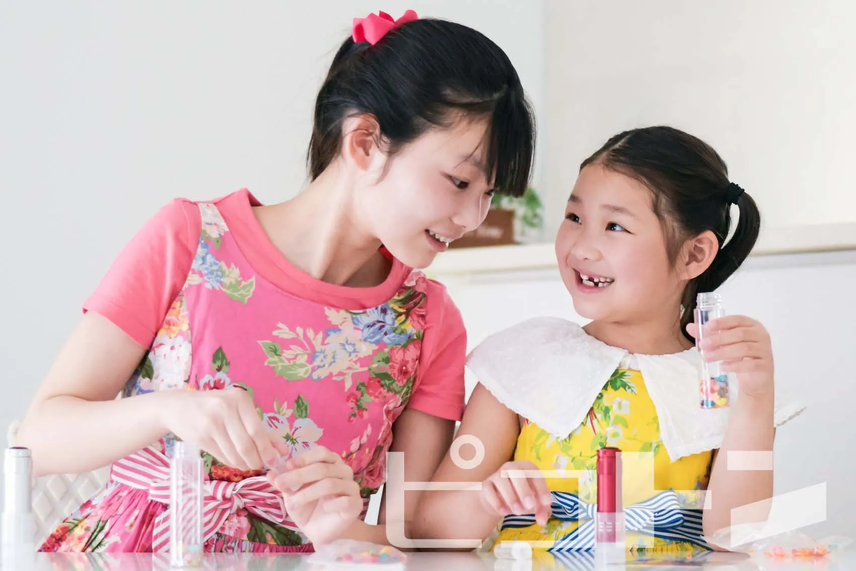 『光る!ウォータースティックライト』を工作する姉妹