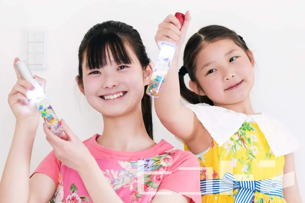 『光る!ウォータースティックライト』の完成品を持ってポーズする姉妹