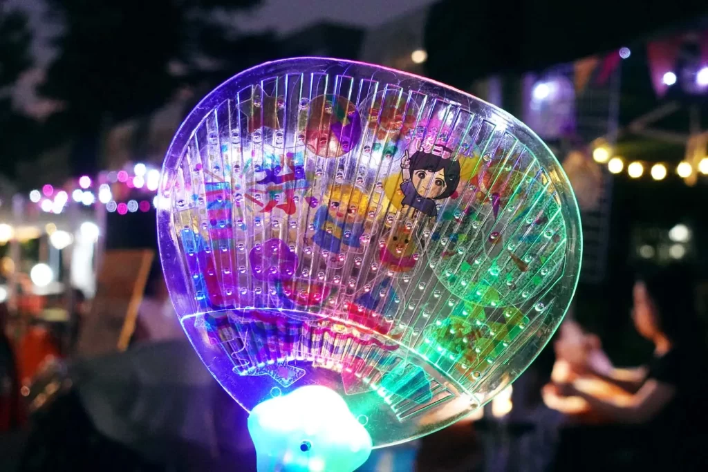 「中野チルナイトピクニック」のピコトンの「光る!デコうちわ」