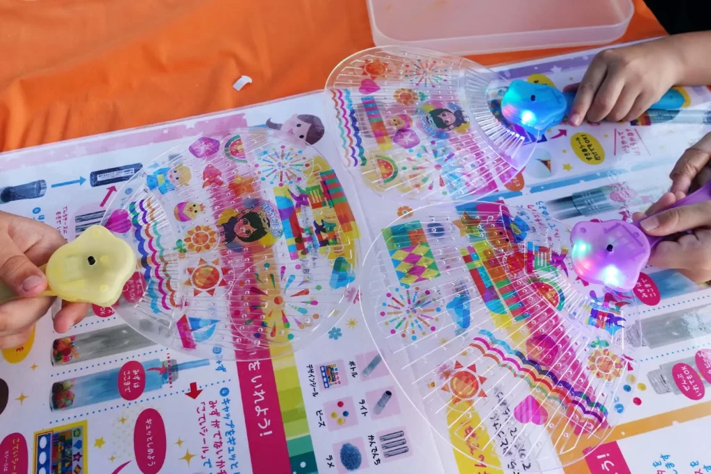 株式会社ピコトンの『光る!デコうちわ』夏祭り特別ver.を持つ子供たち