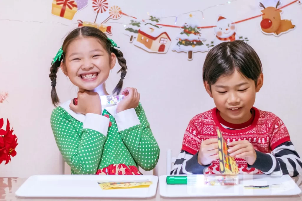 『光る!ウォータースティックライト クリスマスver.』を作る笑顔の女の子と男の子