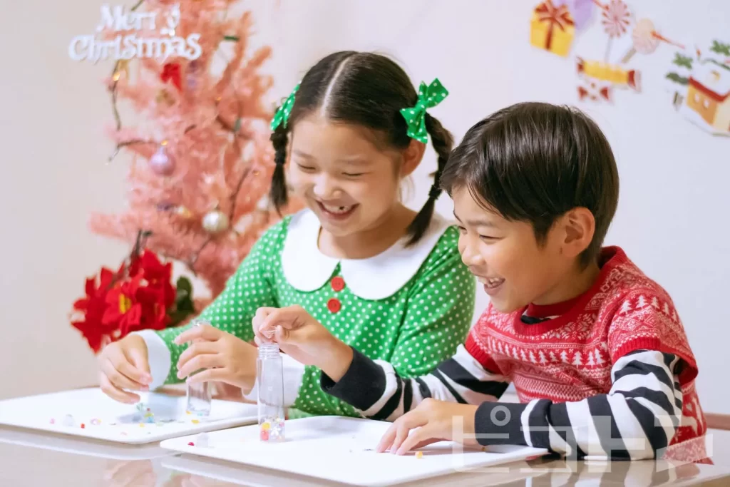 『光る!ウォータースティックライト クリスマスver.』を作る女の子と男の子