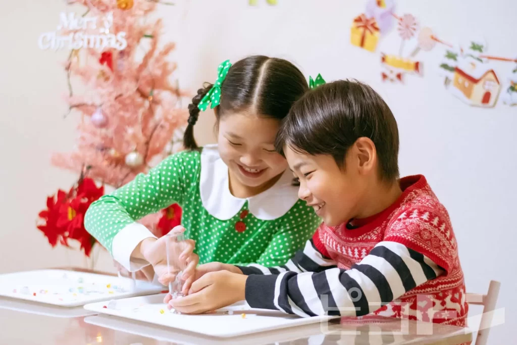 『光る!ウォータースティックライトクリスマスver.』を制作する女の子と男の子