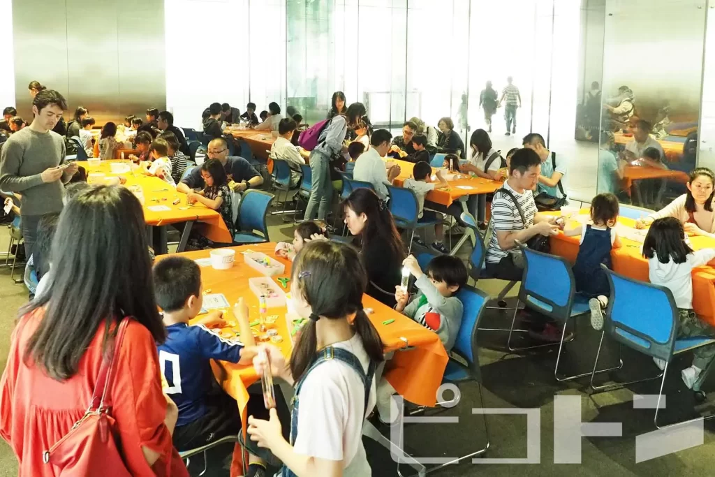東芝未来科学館の5周年イベントの『光る! ウォーターみらいライト』を制作する沢山の親子