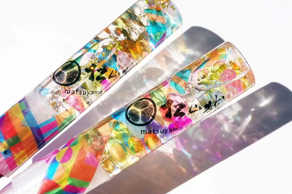 松山城のシール付きの『光る！ウォータースティックライト』の近影