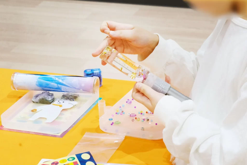 こどもでぱーと中野で開催された工作イベントでの『光る!ウォータースティックライト』の工作の様子1