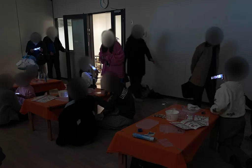 こどもでぱーと中野で開催された工作イベントでの『光る!ウォータースティックライト』の会場の様子1