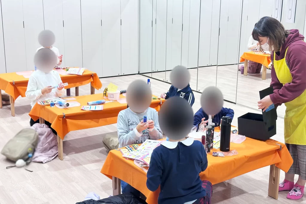 こどもでぱーと中野で開催された工作イベントでの『光る!ウォータースティックライト』の工作の様子3