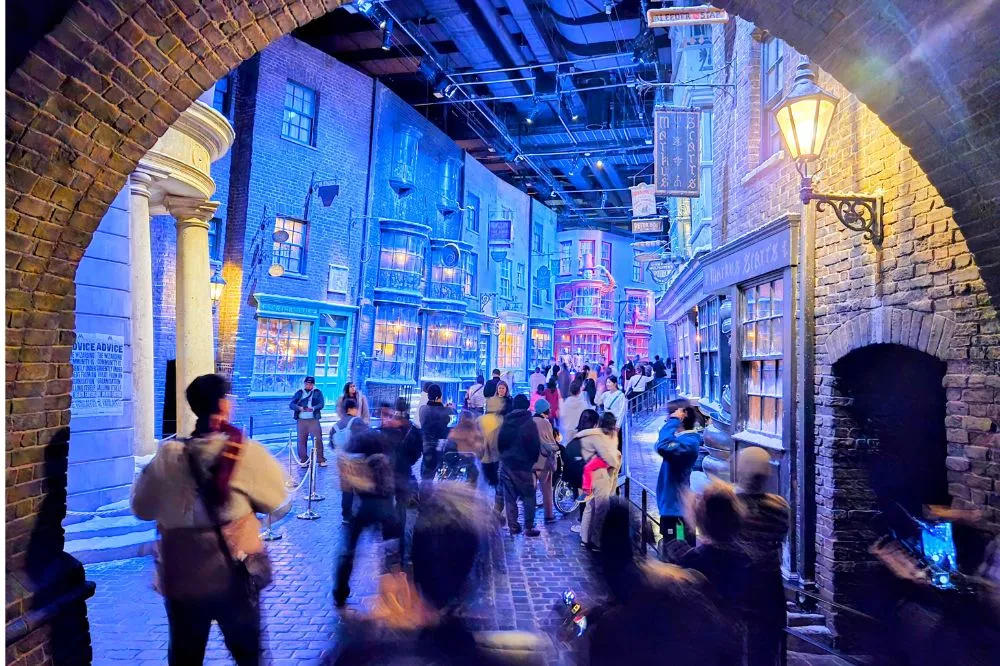 ワーナー ブラザース スタジオツアー東京 – メイキング・オブ・ハリー・ポッター体験コーナー　ダイアゴン横丁