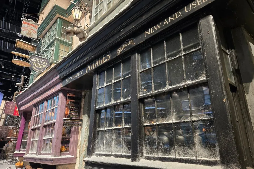 ワーナー ブラザース スタジオツアー東京 – メイキング・オブ・ハリー・ポッター体験コーナー　ダイアゴン横丁