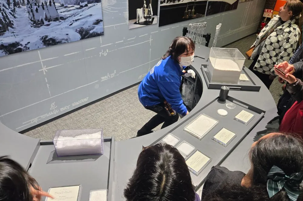 ワーナー ブラザース スタジオツアー東京 – メイキング・オブ・ハリー・ポッタースタッフさんの人工雪解説の様子