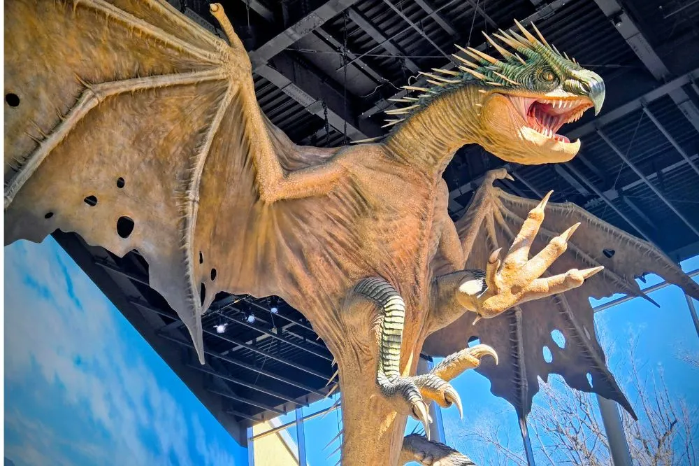 ワーナー ブラザース スタジオツアー東京 – メイキング・オブ・ハリー・ポッターの入り口付近のドラゴン