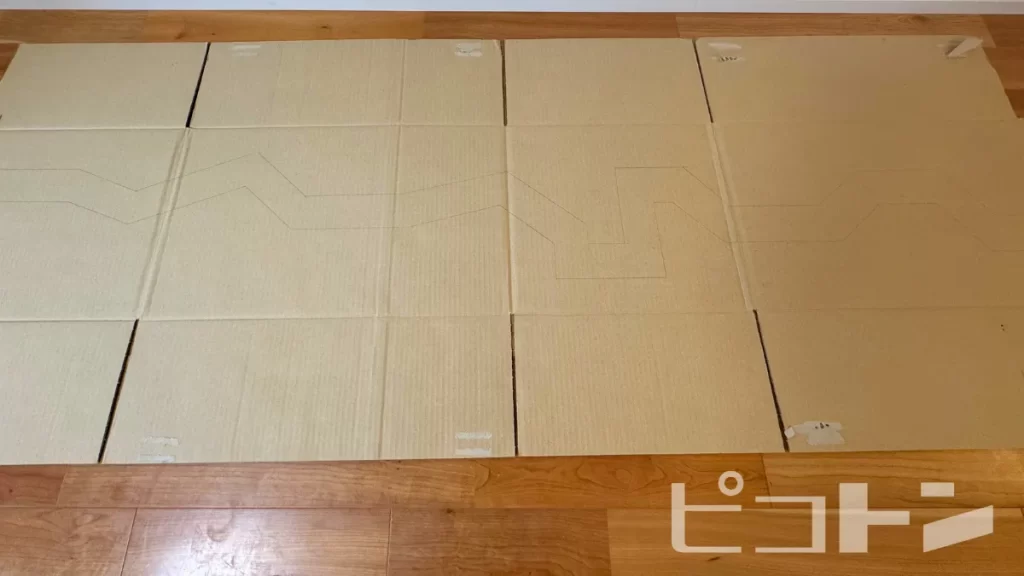 ダンボールを広げた下書きをしたところ