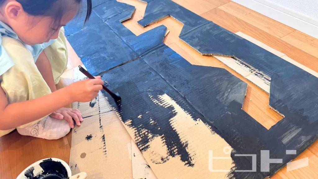 ダンボールに絵の具を似っているところ