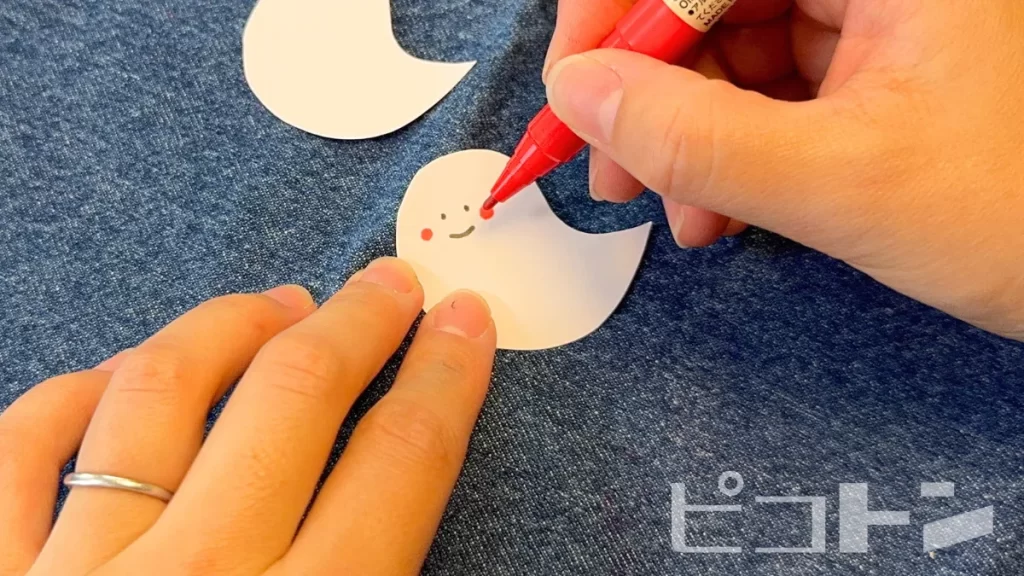 おばけに顔を描いている