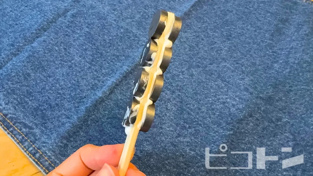 割り箸に磁石をつけたところ