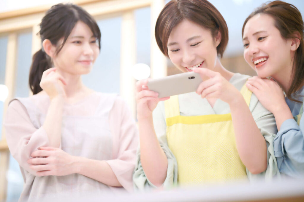 撮影をする保育園の先生