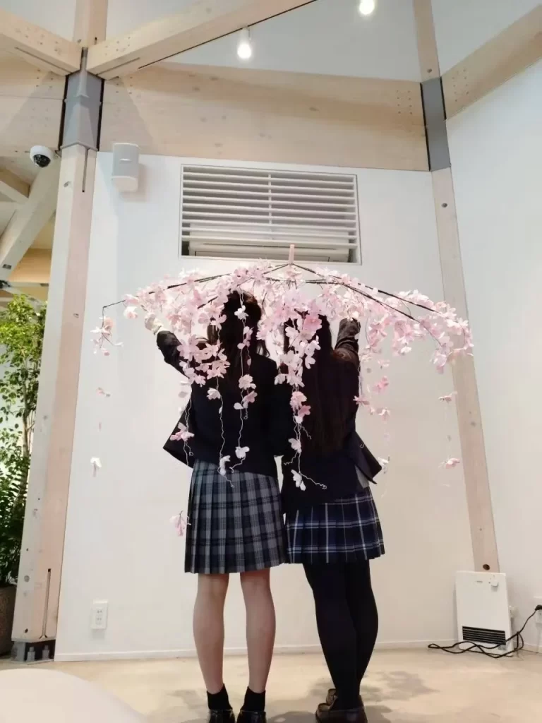 記念撮影をするSaayaさんとYuiさん