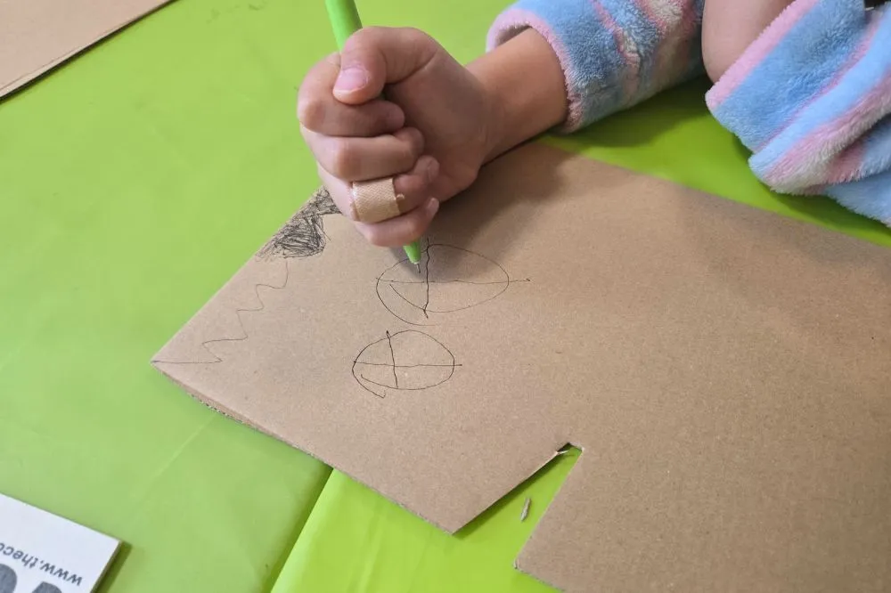 木工ツールPLAYMAKE4in1で使用するダンボールに下書き