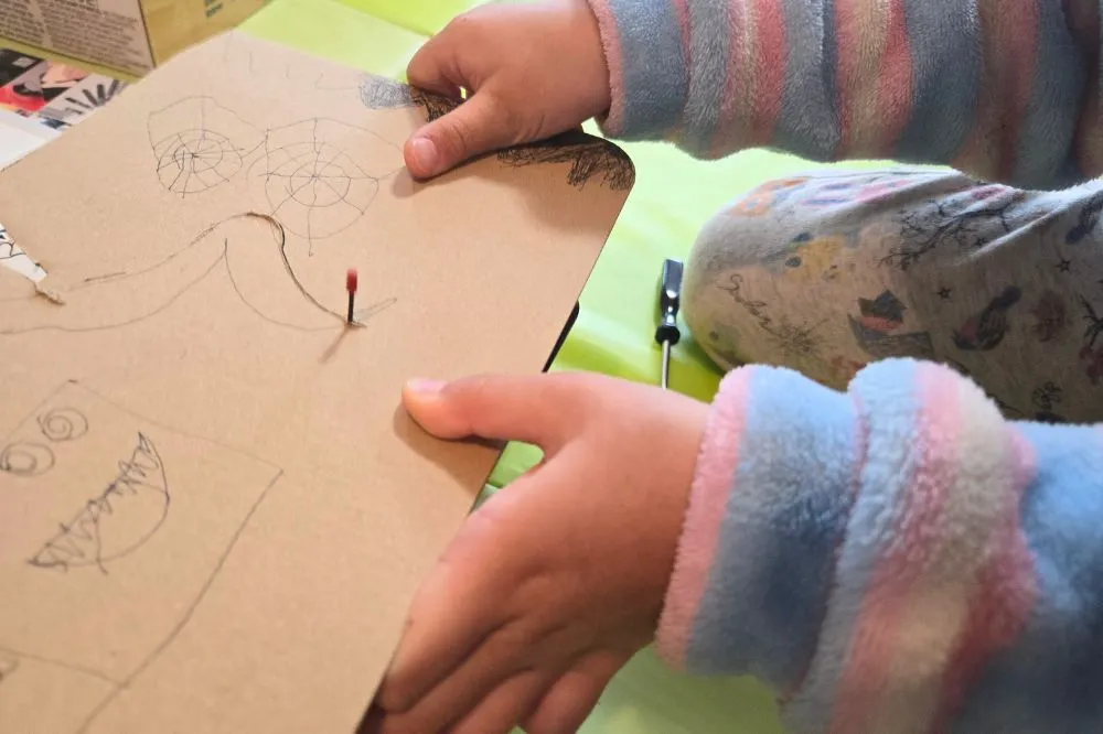 木工ツールPLAYMAKE4in1の糸鋸で段ボールをカット