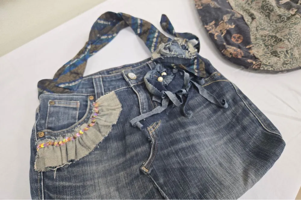 リ・ファッション協会イベント会場に展示された、捨てられてしまうデニムをハンドバッグにアップサイクルした作品