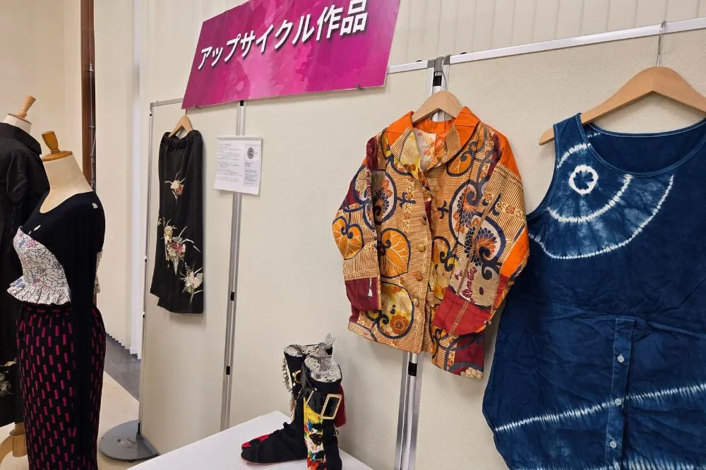 リ・ファッション協会イベント会場に展示された、衣類のアップサイクルした作品